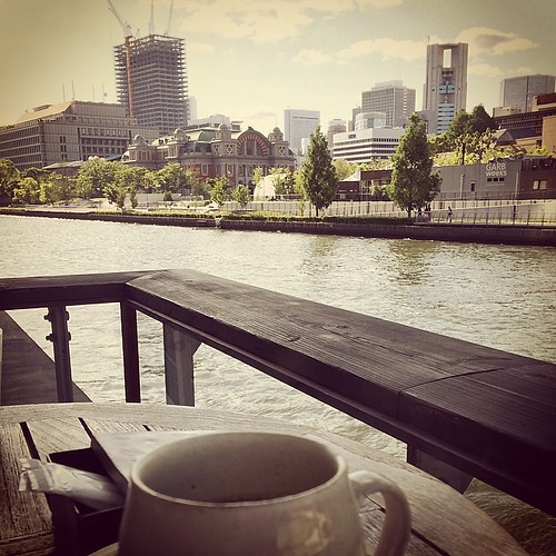 "薔薇苑のあと、久しぶりにmoto coffeeのデッキで美味しい珈琲飲みつつマッタリ。川を渡る風が気持ち良すぎ。" by double-h_by_phone is licensed under CC BY-NC-ND 2.0